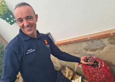 Imagen secundaria 1 - Pujerra entrega su Castaño del año 2022 a la directora de la Guardia Civil