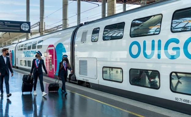 Trenes de Ouigo de dos pisos en la estación de Atocha.