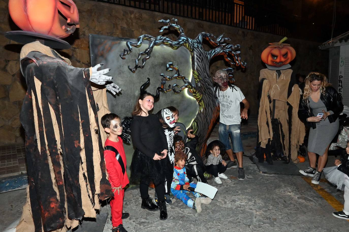 Halloween en Marbella. Cientos de niños y de adultos se dieron cita en el Sendero Tenebroso instalado en la avenida Nabeul y en el parque Arroyo de la Represa