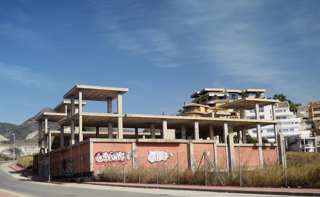 Esqueleto de una promoción que se quedó sin terminar en la zona de Torrequebrada de Benalmádena. 