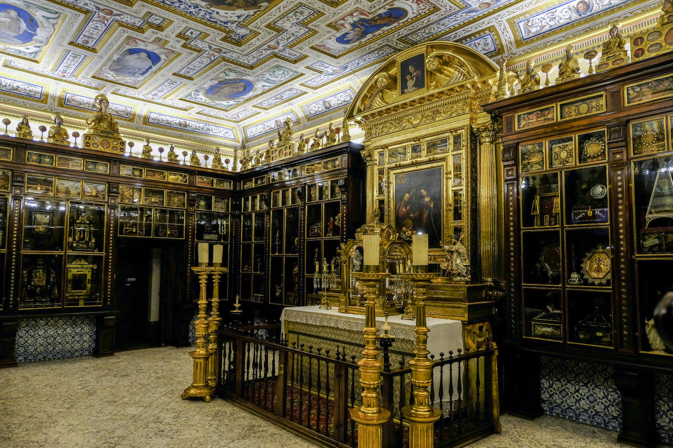 Relicario del madrileño monasterio de la Encarnación, que conserva restos de 700 santos.