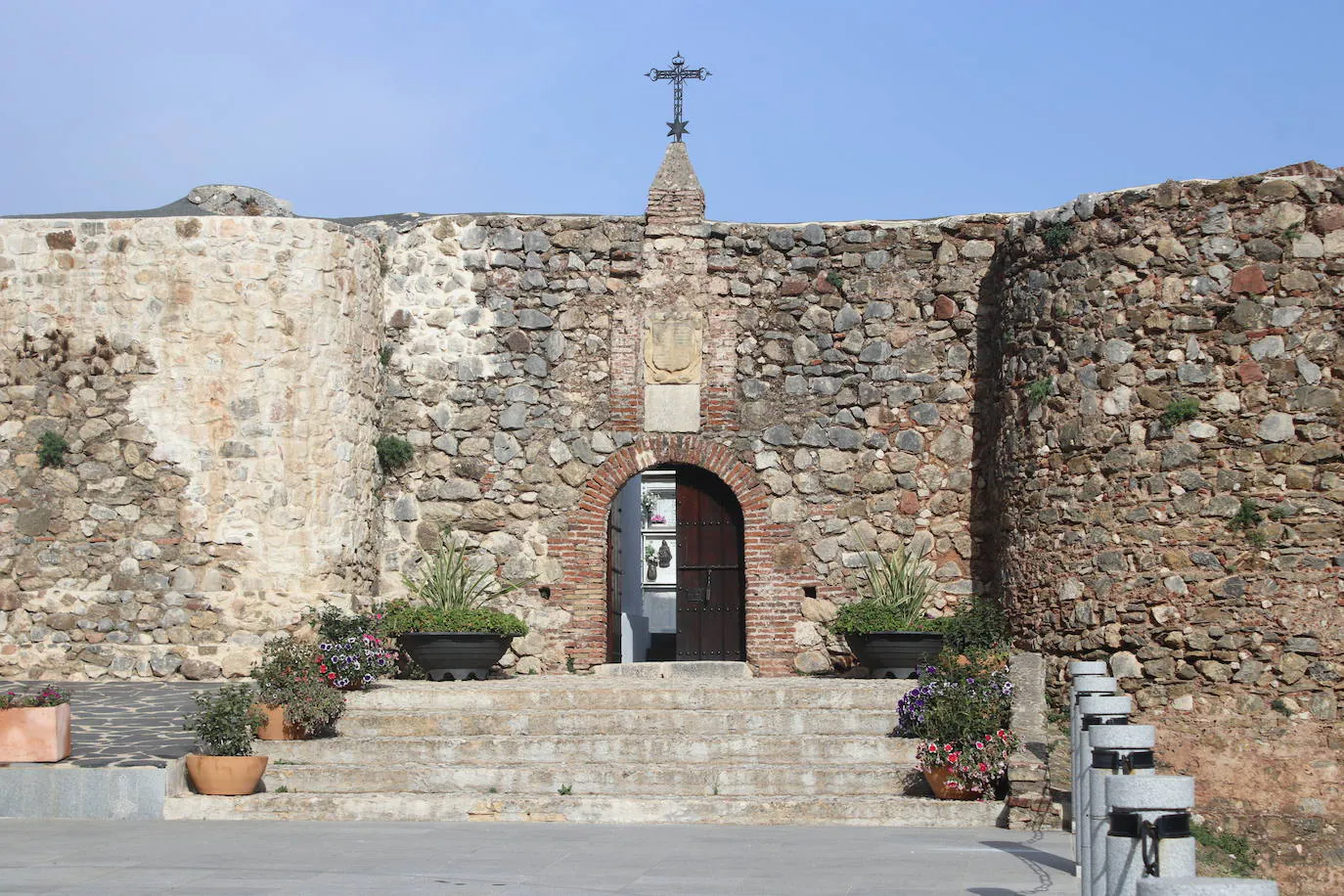 En Benadalid, los restos de sus vecinos descansan sobre los restos de un antiguo castillo, un cementerio singular en la provincia de Málaga que atesora el pequeño pueblo del Valle del Genal, en la Serranía de Ronda, con solo casi 240 habitantes
