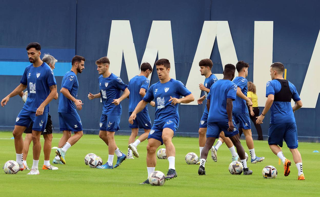 Los jugadores del Málaga, durante el entrenamiento del lunes. 