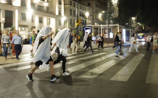 Rania y Simón, cruzando el paso de peatones a calle Larios. 