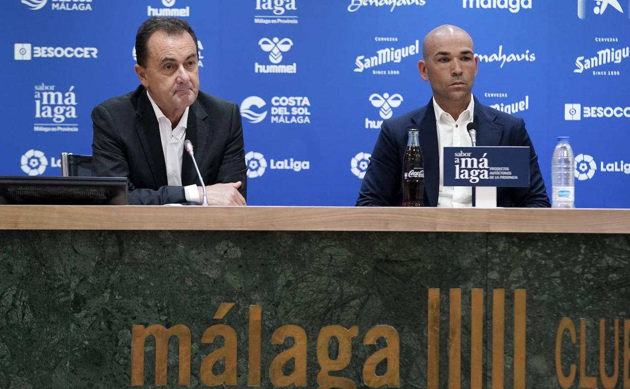 José María Muñoz, administrador judicial del Málaga, y Manolo Gaspar, director deportivo, en la sala de prensa de La Rosaleda.