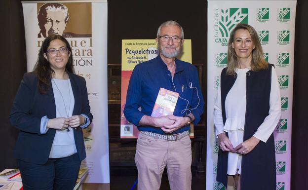 Imagen principal - En la primera foto, Marina Maier, Antonio Gómez Yebra y María Teresa Ruiz. En la segunda foto, Helena Franquet, Mavi Vázquez de Lara, Jorge Maldonado y Manoli Borrego. En la última foto, un momento de la presentación.