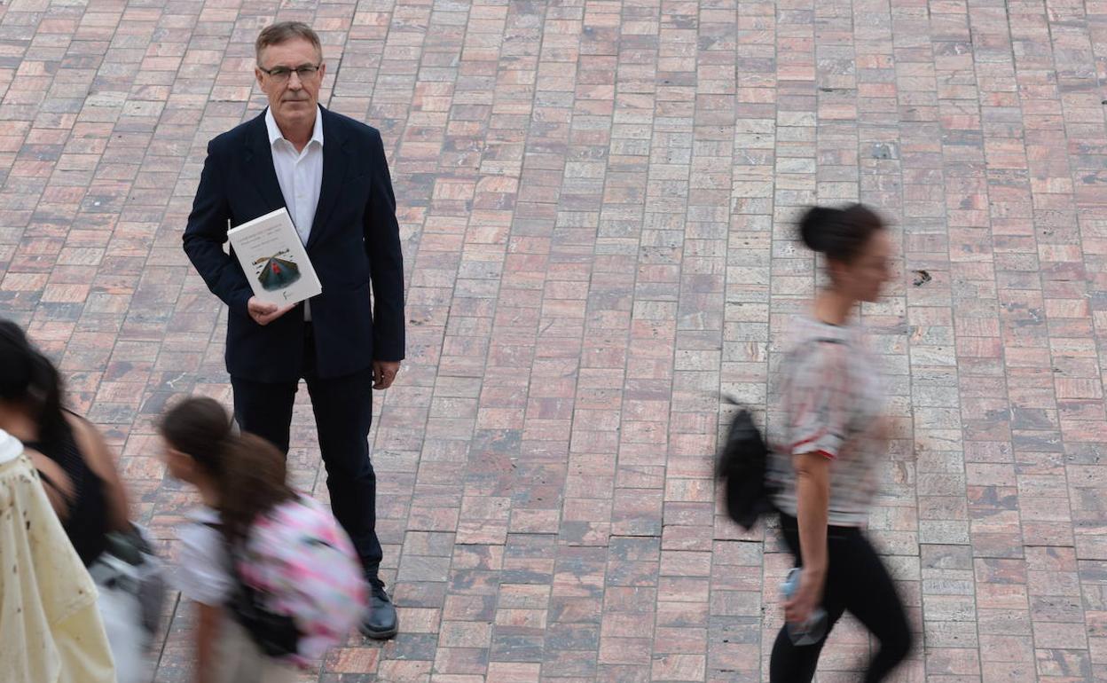 Un libro reúne cuatro décadas de poesía disidente de Morales Lomas