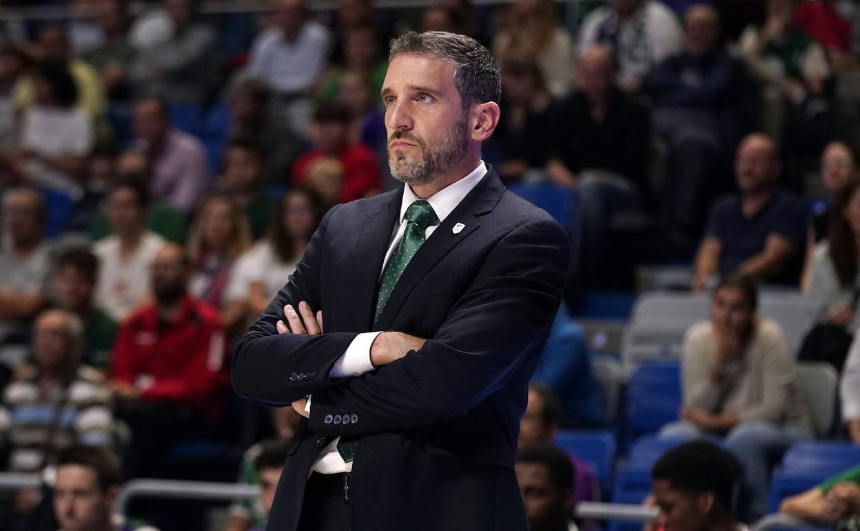 Gesto clásico de Ibon Navarro en el duelo de este miércoles siguiendo con atención a sus jugadores. 