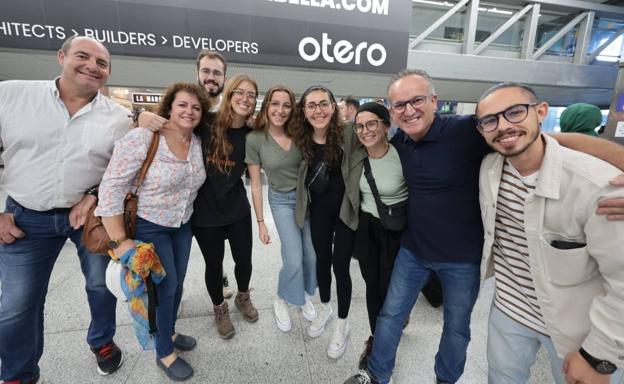 Así ha sido la vuelta a Málaga de las 'heroínas' del naufragio de Galápagos: «Estamos felices»