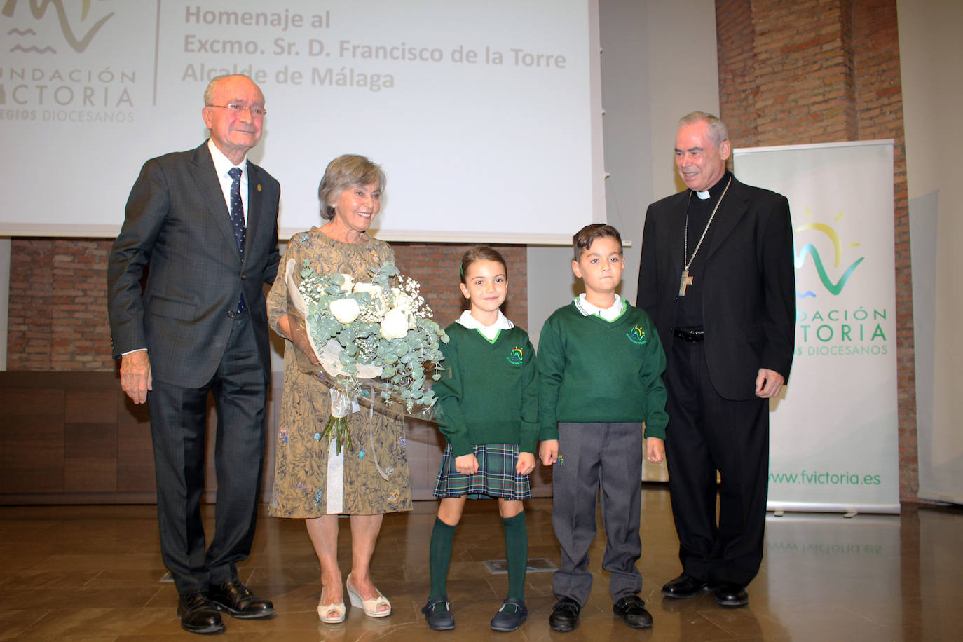 Francisco de la Torre, Rosa Francia y Jesús Catalá, con dos alumnos.