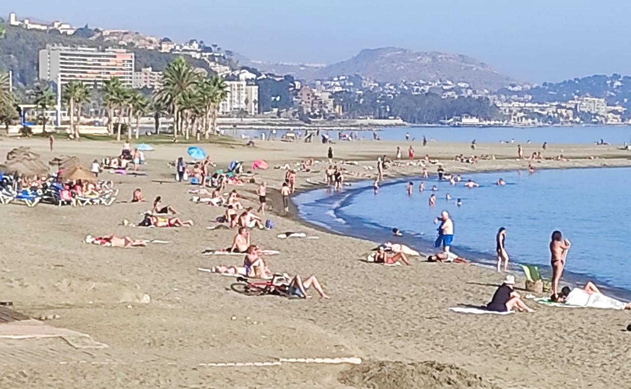 Bañistas tomando el sol en la playa de La Malagueta el pasado 1 de noviembre. 