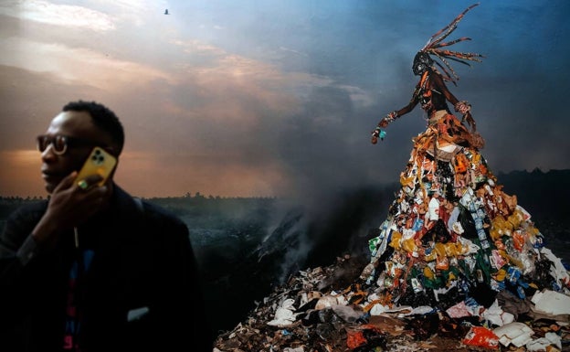 Uno de los artistas mientras pasea delante de la fotografía de Fabrice Monteiro, expuesta en La Malagueta. 