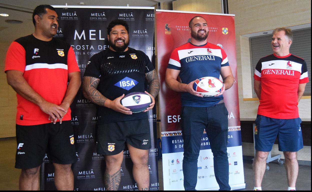 Los seleccionadores y capitanes de Tonga y España, en el Hotel Meliá Costa del Sol de Torremolinos. 