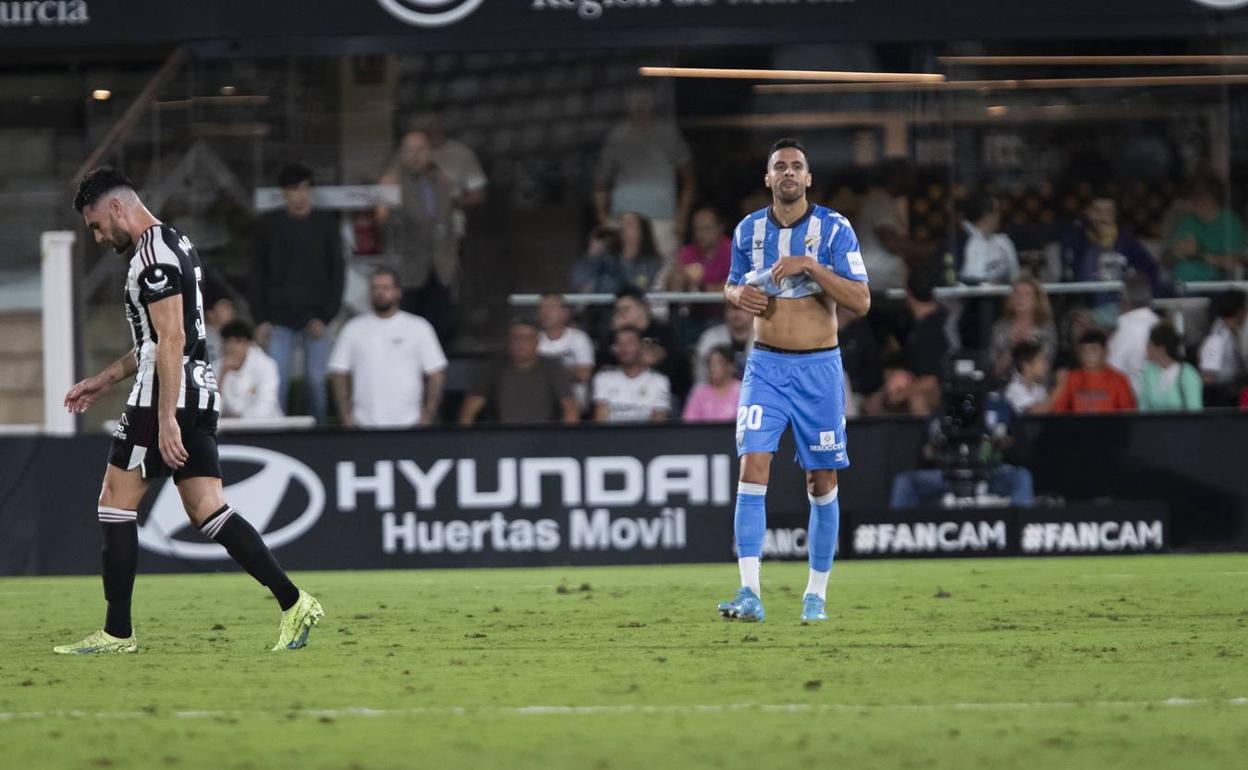 Burgos se lamenta tras ver la roja directa por un grave error de Javi Jiménez. 