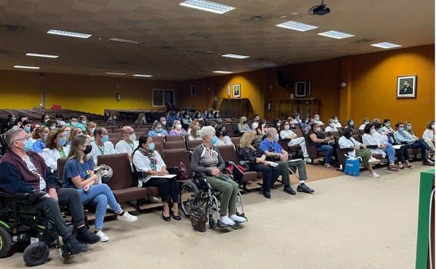 Asistentes el evento, en el salón de actos del Hospital Clínico. 