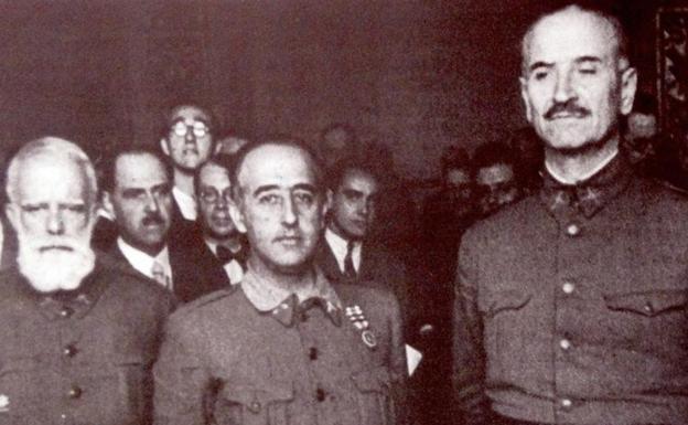 Queipo de Llano, a la derecha junto al general Cabanellas (izda.) y Francsico Franco. 