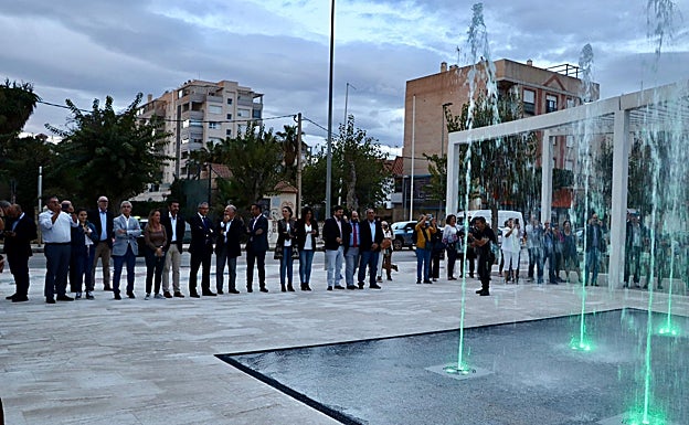 Imagen principal - Tres imágenes del acto de inauguración del nuevo espacio público rinconero. 