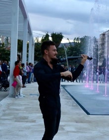 Imagen secundaria 2 - Tres imágenes del acto de inauguración del nuevo espacio público rinconero. 