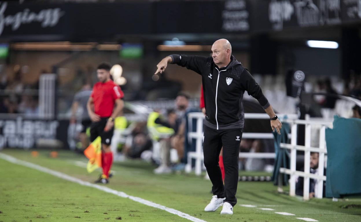 Pepe Mel transmite una indicación a un jugador desde el área técnica en el duelo de este jueves. 