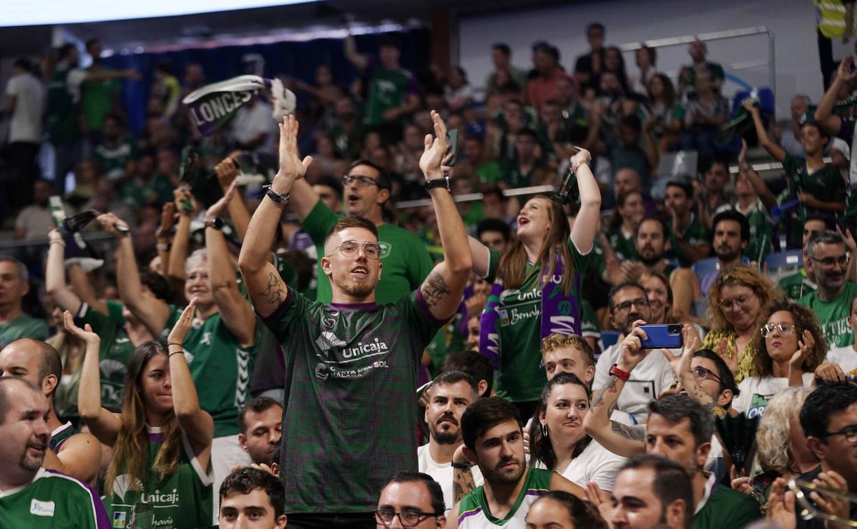 Aficionados del Unicaja, en el lleno en la grada ante el Real Madrid. 