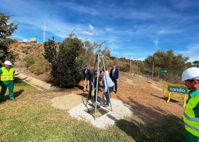 Imagen secundaria 1 - Tres imágenes del acto de colocación de la primera piedra, este viernes en la EDAR de Rincón de la Victoria. 