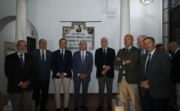 El alcalde, en el centro, junto a cofrades, tras descubrirse el retablo cerámico. 