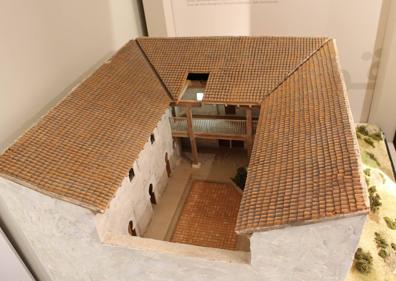 Imagen secundaria 1 - En el centro se explica por qué se ocultaron los libros. Abajo, maqueta de la casa del alfaquí. Este museo también permite conocer la historia medieval de Cútar.