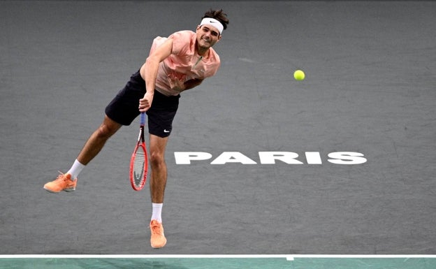 El estadounidense Taylor Fritz (9º), en un saque en París. 