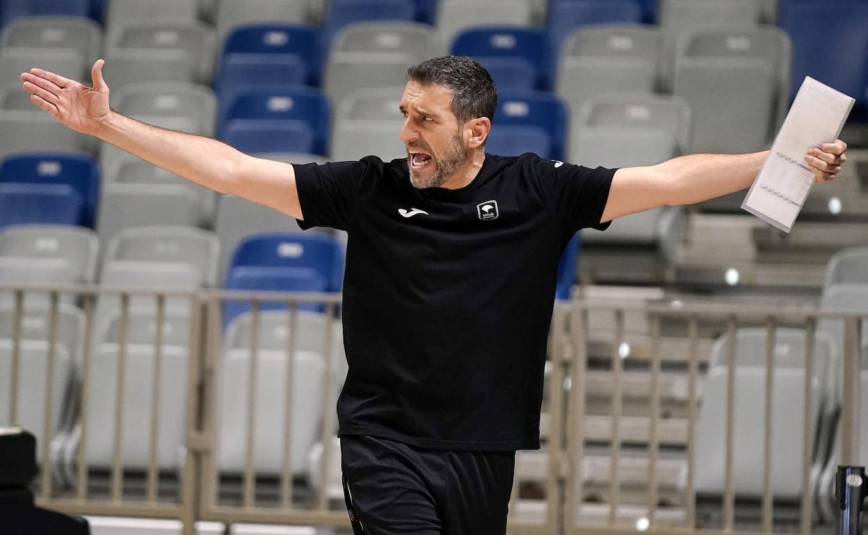 Un gesto enérgico de Ibon Navarro en la sesión de entrenamiento del Unicaja del viernes en el Martín Carpena. 