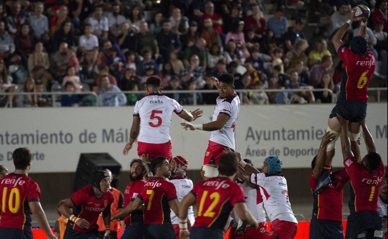 España gana el balón en un saque lateral.