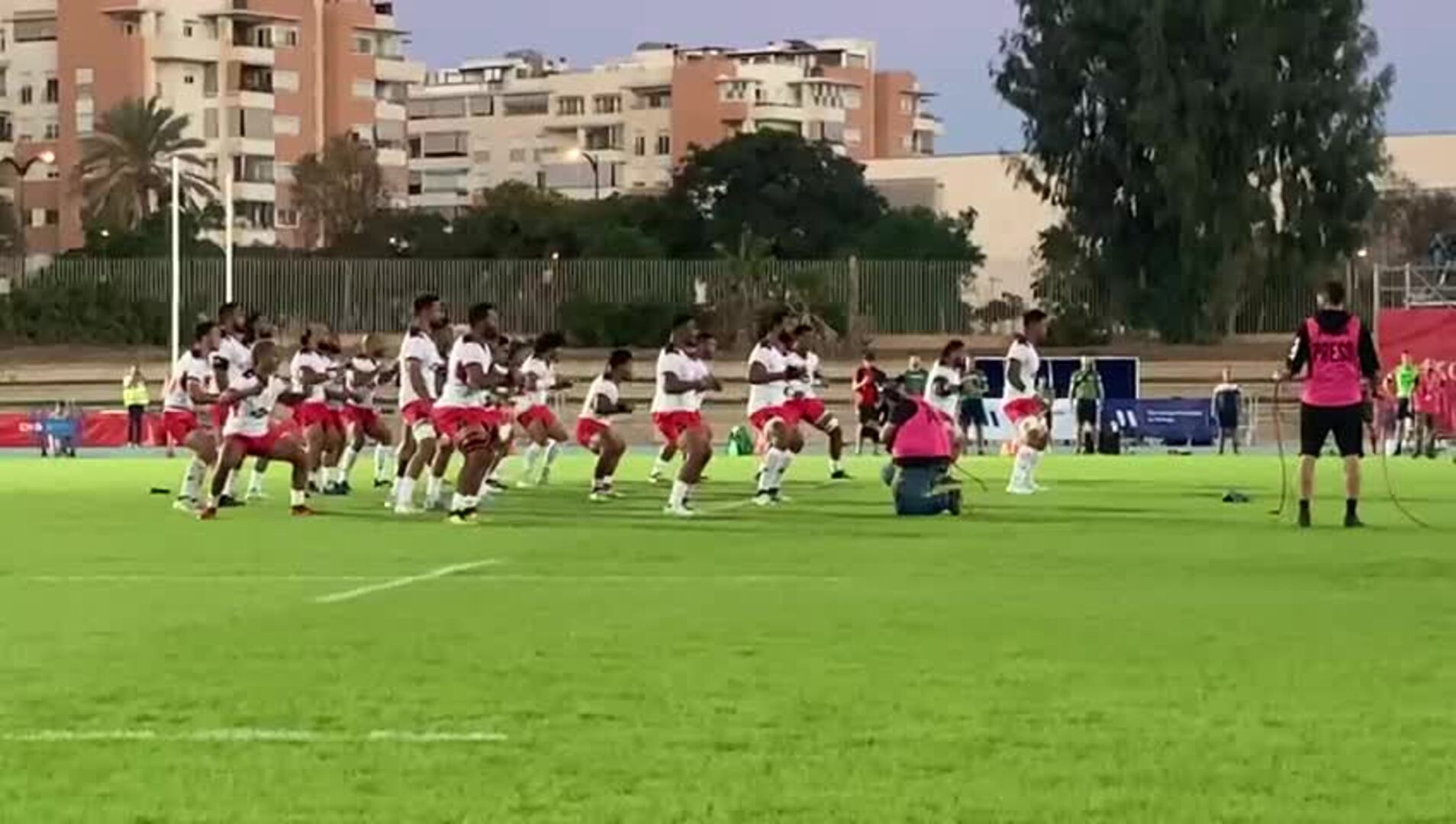 Tonga baila su danza tribal, Sipi Tau, antes del partido de rugby ante España