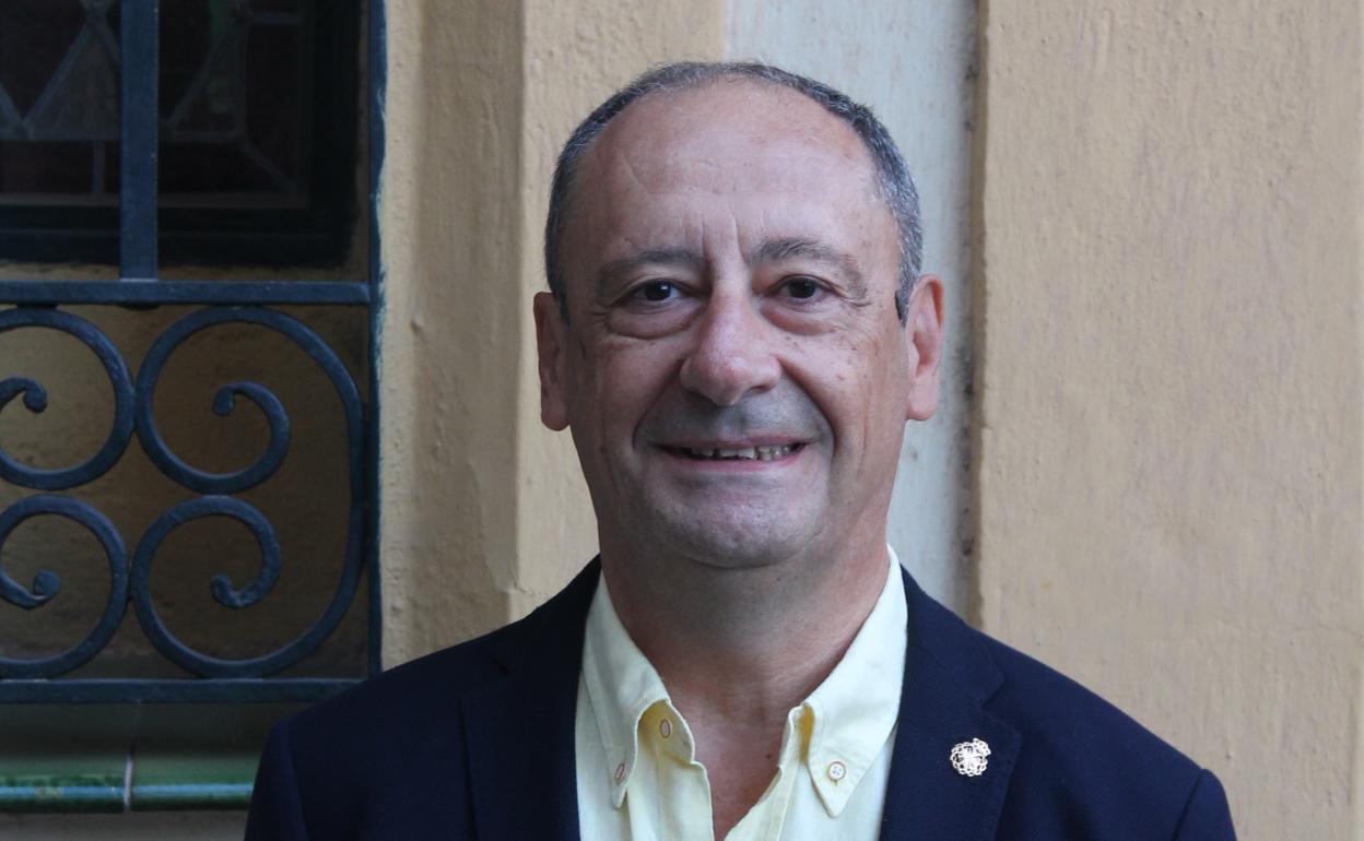 Antonio Sastre, delante de la capilla del Rescate. 