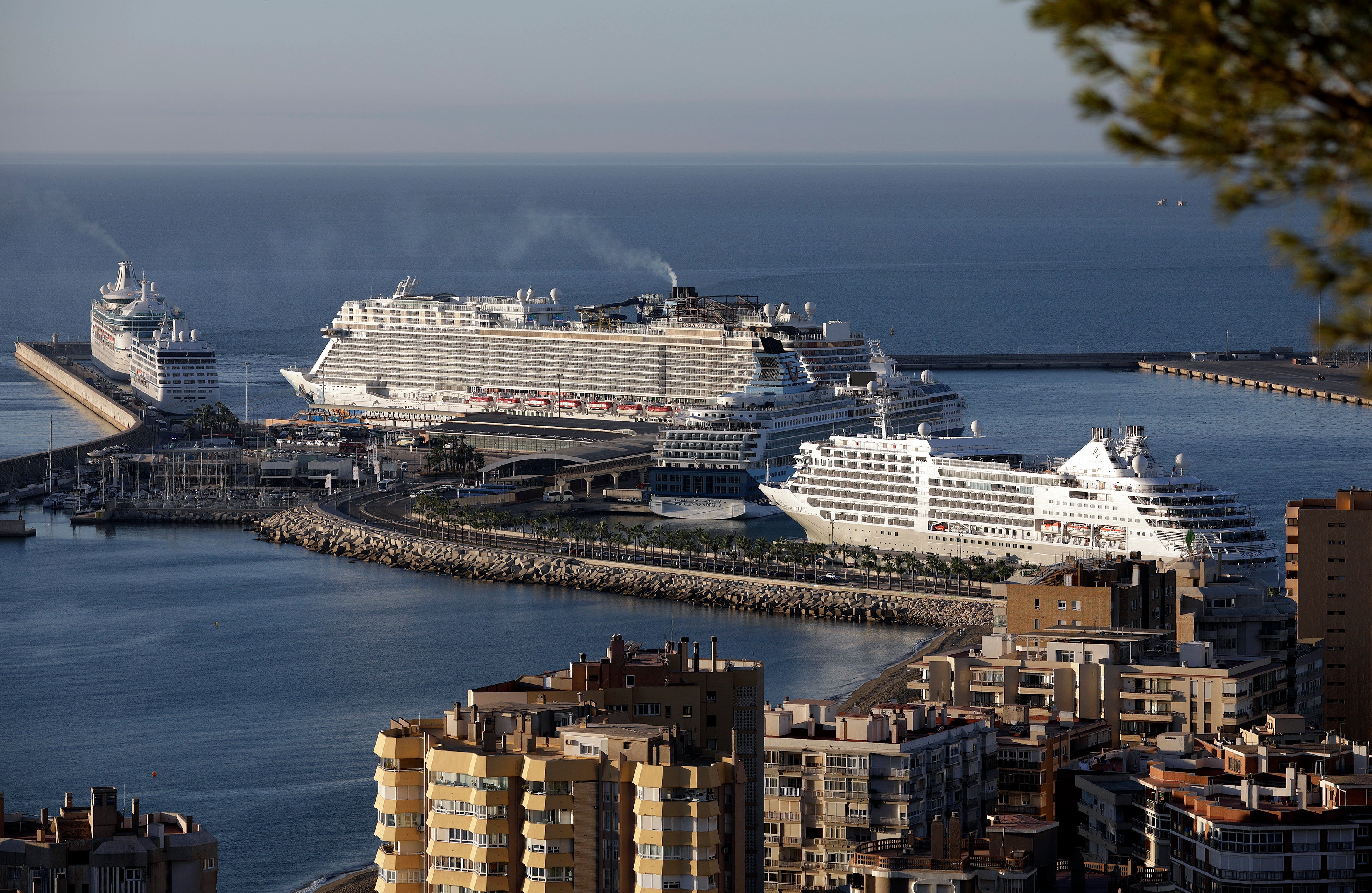 Sólo tres tienen capacidad para mover 4.270 viajeros el 'Norwegian Escape'; 2.253, el 'Marella Explorar 2'; y 2.416, el 'Vision of the Seas'. 