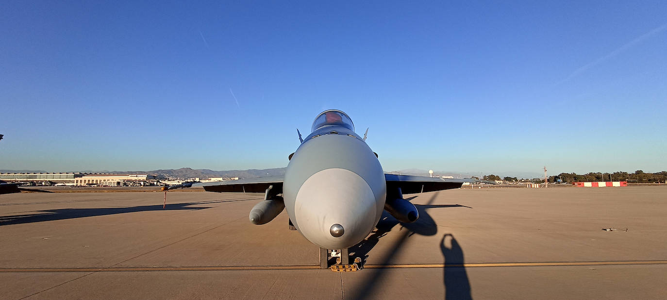 Cazas F-18 sobrevuelan el entorno del Aeropuerto y la Bahía de Málaga. 