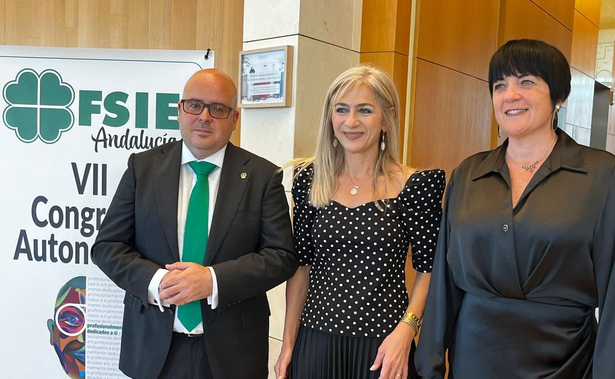 Rafael Martínez, con la consejera de Educación, Patricia del Pozo, y Silvia Santos. 