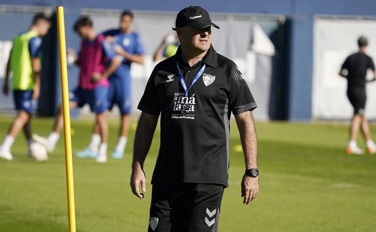 Pepe Mel, al frente del equipo durante el entrenamiento de ayer. 