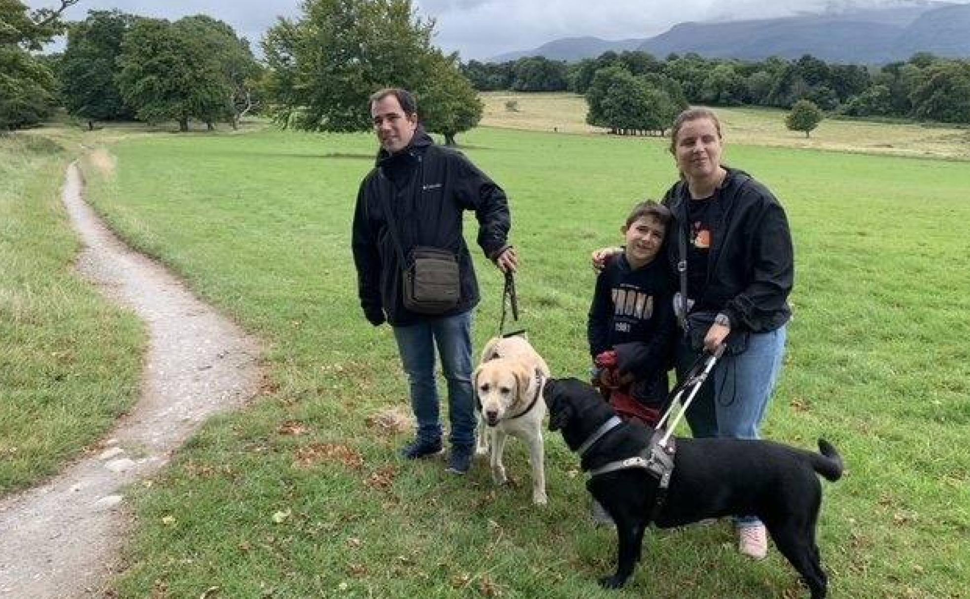 Juanjo, Nuria, su hijo Eric y sus perros, de paseo por el campo en Irlanda, donde viven desde hace un año.