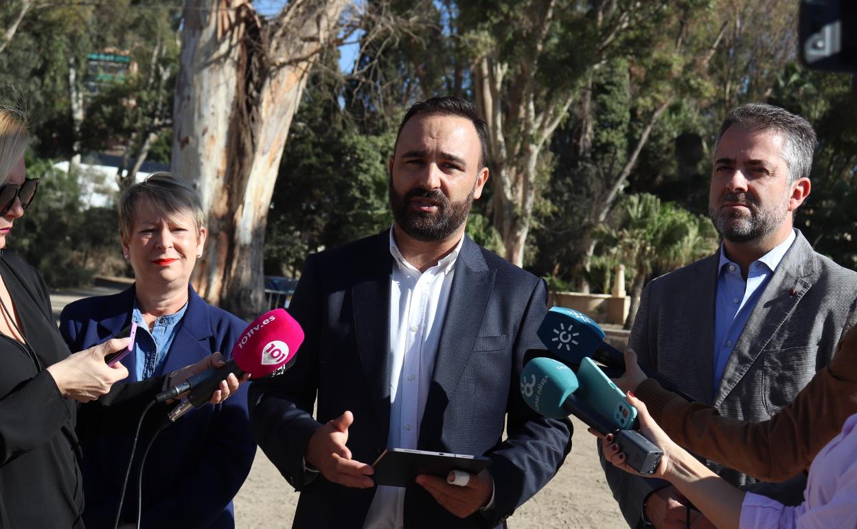 Cortés en el centro junto a Pérez y Conde, en los Baños del Carmen.