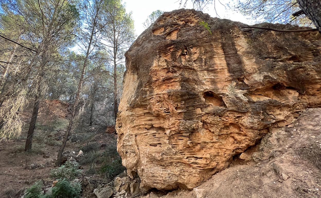 Parte del interior de la cueva quedó al descubierto y bloques de estalactitas giraron 90 grados. 