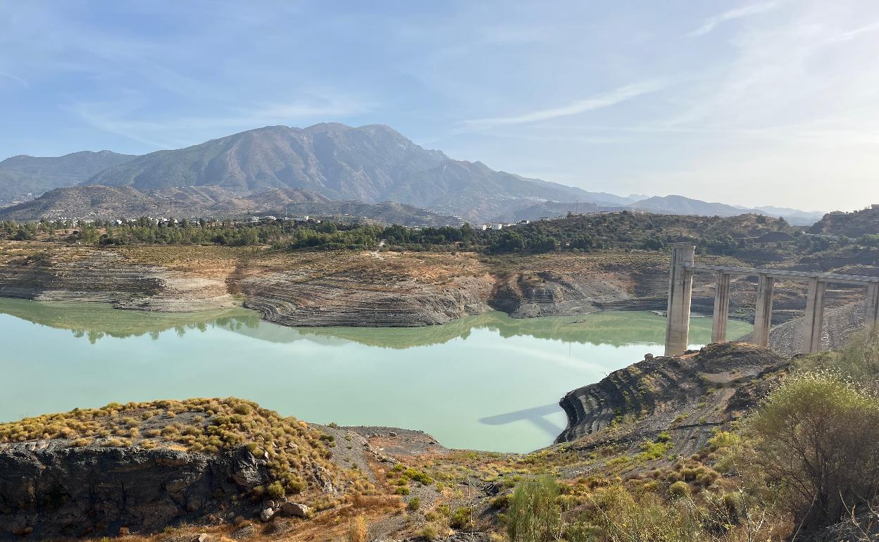 El embalse de La Viñuela está al 9,5% de su capacidad, con apenas 15,7 hectómetros. 