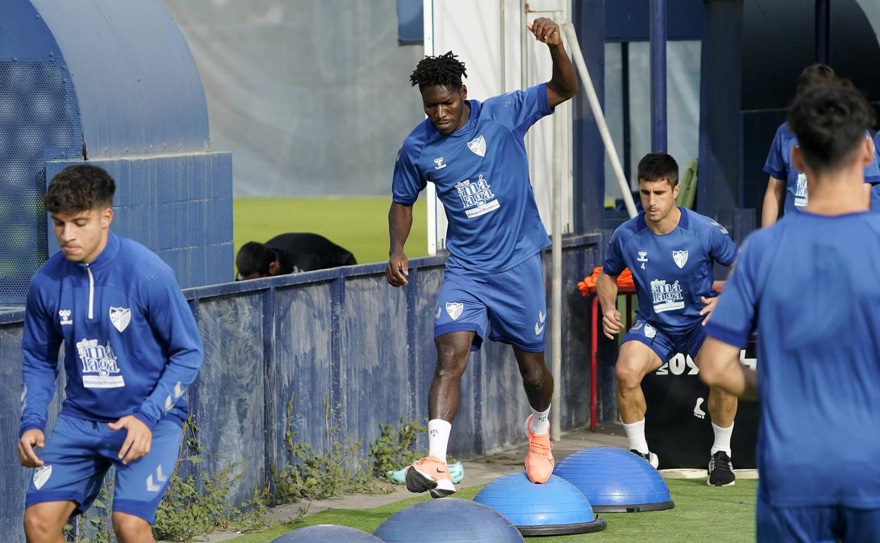 Lumor, durante un entrenamiento con Bustinza detrás. 