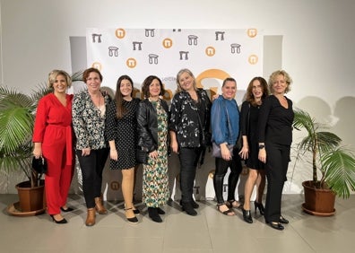 Imagen secundaria 1 - Invitados y parte del equipo Arrabal-AID, antes de celebrar la gala. 