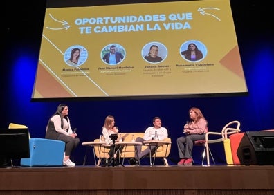 Imagen secundaria 1 - Autoridades institucionales, miembros de Arrabal-AID y ponentes de las mesas redondas. 