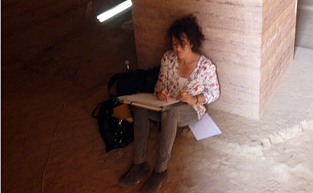 La profesora Lola Joyanes, en el interior de la tumba investigada. 