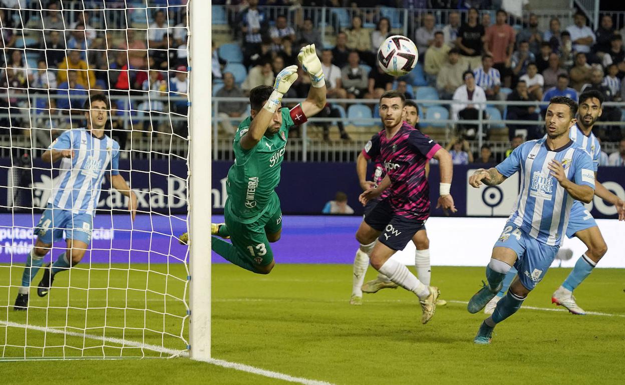 Rubén Castro, a la derecha, busca la meta del Sporting en el anterior partido en La Rosaleda. 