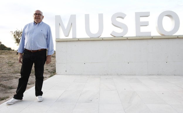 Bartolomé Ruiz, en el exterior del Museo de los Dólmenes de Antequera, antes de la entrevista. 