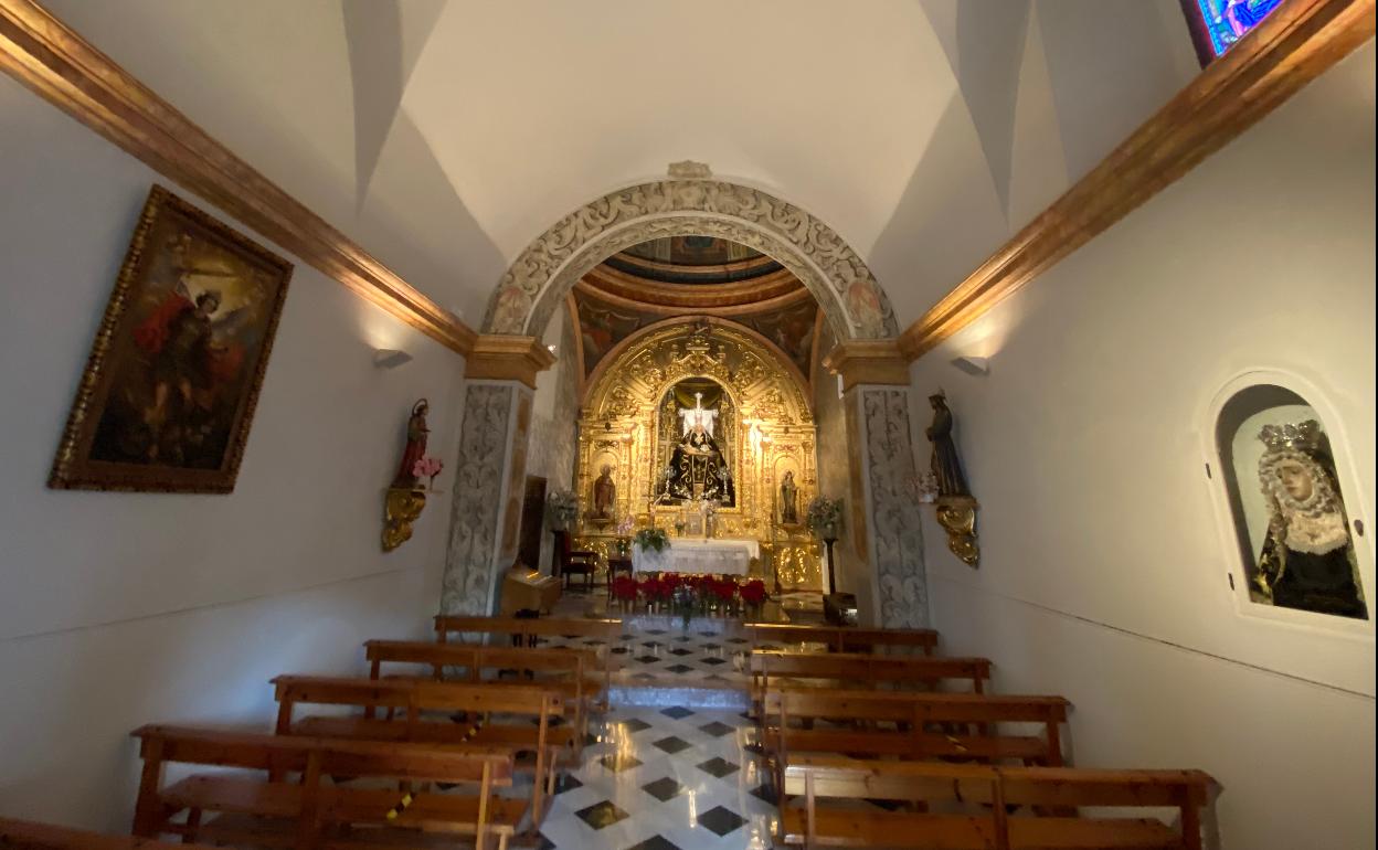 Interior de la ermita de Nuestra Señora de las Angustias de Nerja, inaugurada en 1720. 