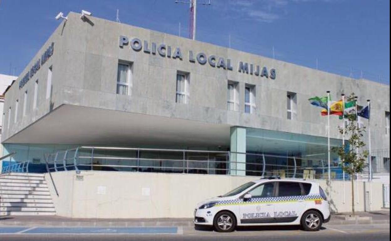 Sucesos Málaga: La Policía Local de Mijas desaloja una fiesta ilegal de 150 personas con menores y botellas de «gas de la risa»