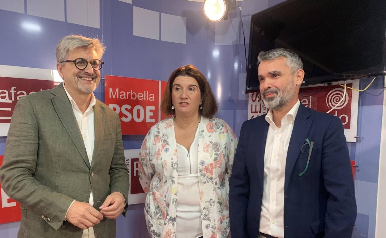 El parlamentario andaluz del PSOE Josele Aguilar, la secretaria general de la agrupación de Marbella, Blanca Fernández, y el de organización del PSOE de Málaga, José Bernal. 