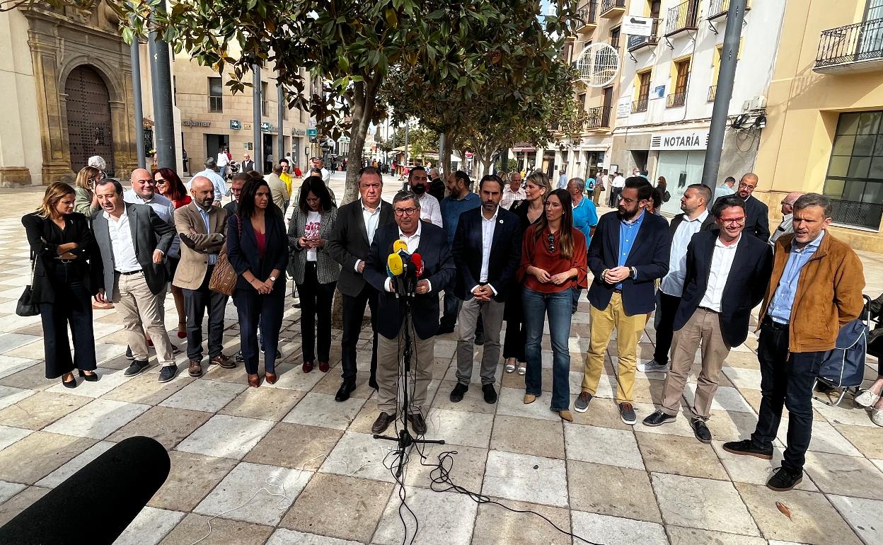 Alcaldes, ediles, diputados y parlamentarios del PSOE, este martes en la plaza de Las Carmelitas de Vélez-Málaga. 